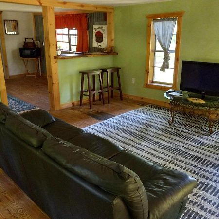 Adorable 1 Bedroom Honey House Rusk ภายนอก รูปภาพ